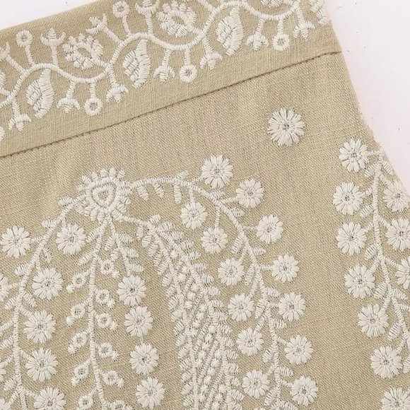 Chic and Stylish High-Waisted Embroidered Shorts, Size Medium - Picture 3 of 8